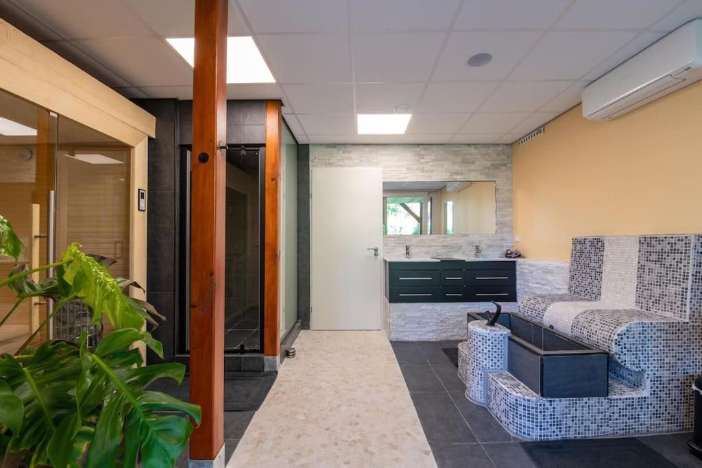 Wellness Studio Tiel Met Sauna En Jacuzzi Bagian luar foto