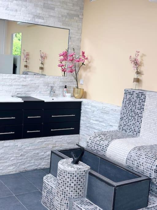 Wellness Studio Tiel Met Sauna En Jacuzzi Bagian luar foto